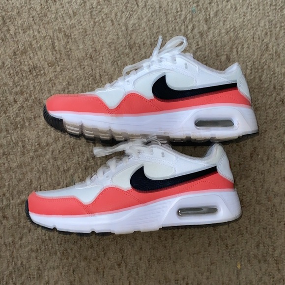 Women’s Nike air size 9 red white black - Picture 3 of 6